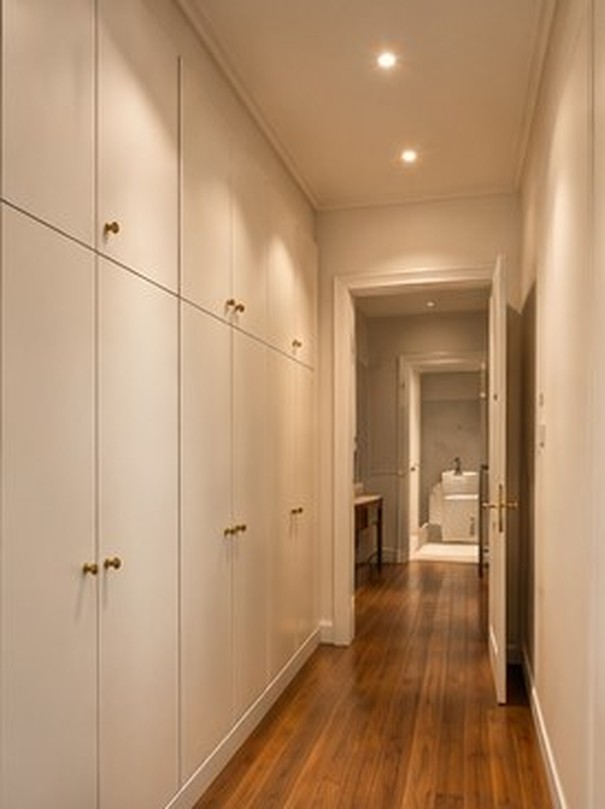 Couloir de rangements toute hauteur en enfilade