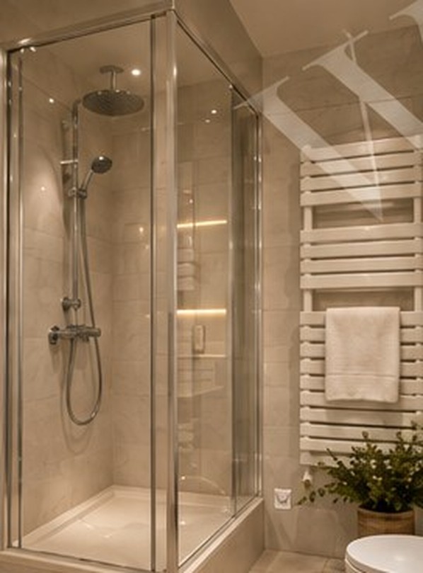 Salle d'eau avec douche à l'italienne et sèche-serviettes